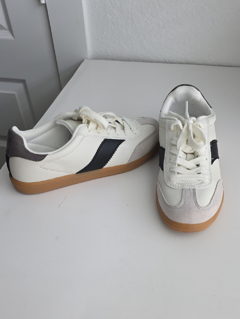 Universal Thread Cream and Black Retro-Style Sneakers with Gum Sole 6.5